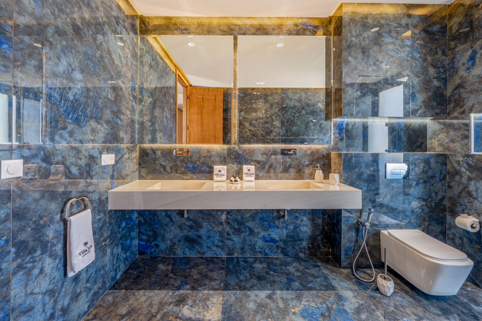La double vasque en marbre bleu
