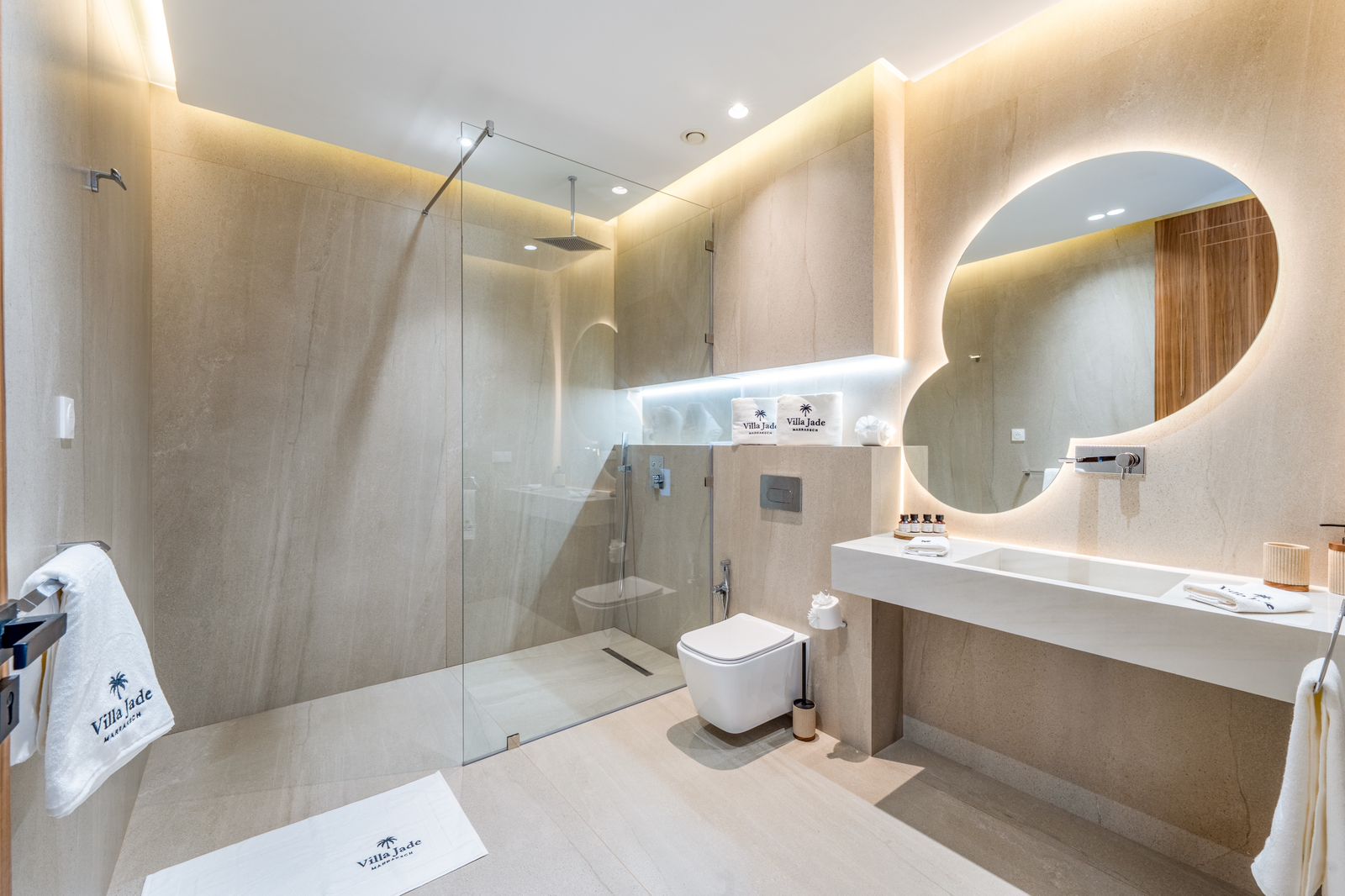 La salle de bains aux finitions claires