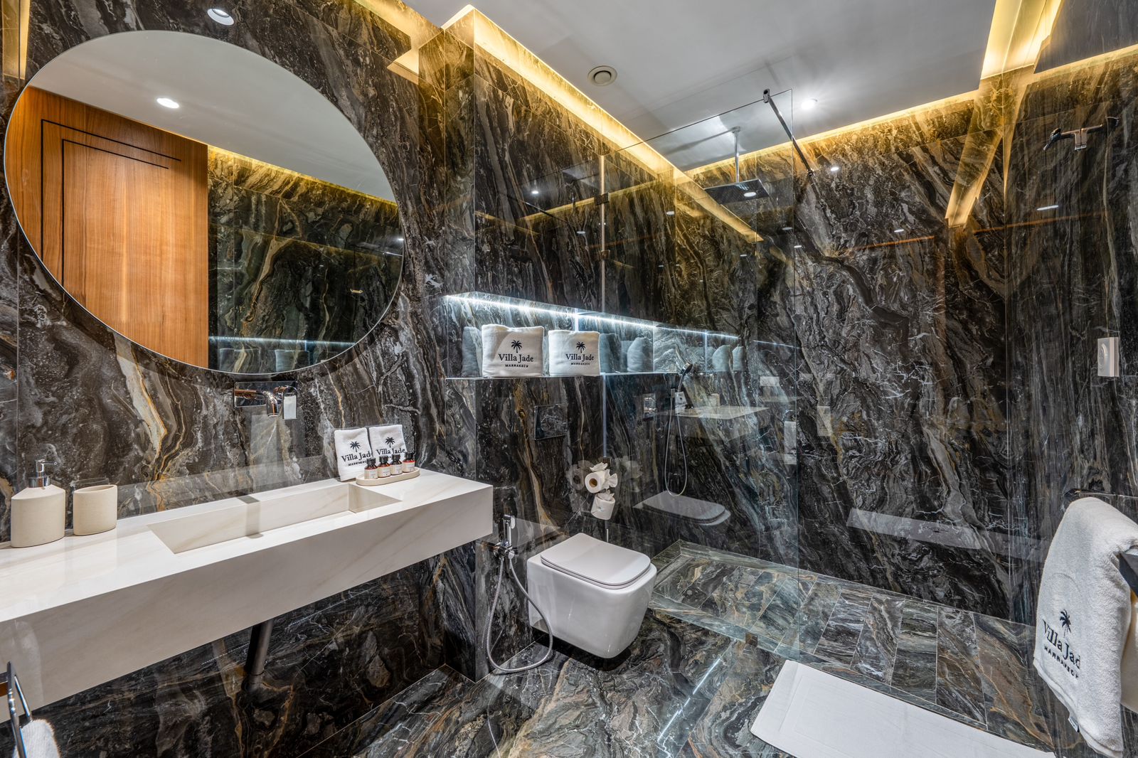 Une salle de bains en marbre