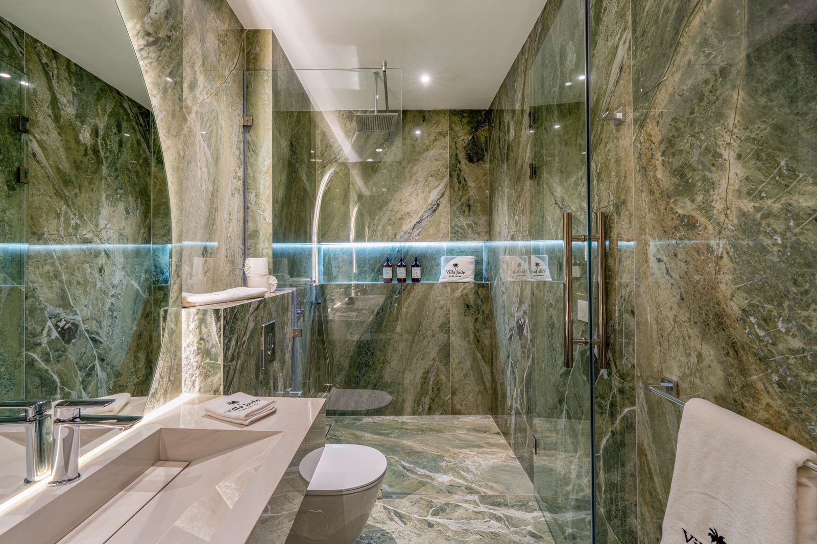 La douche en marbre vert