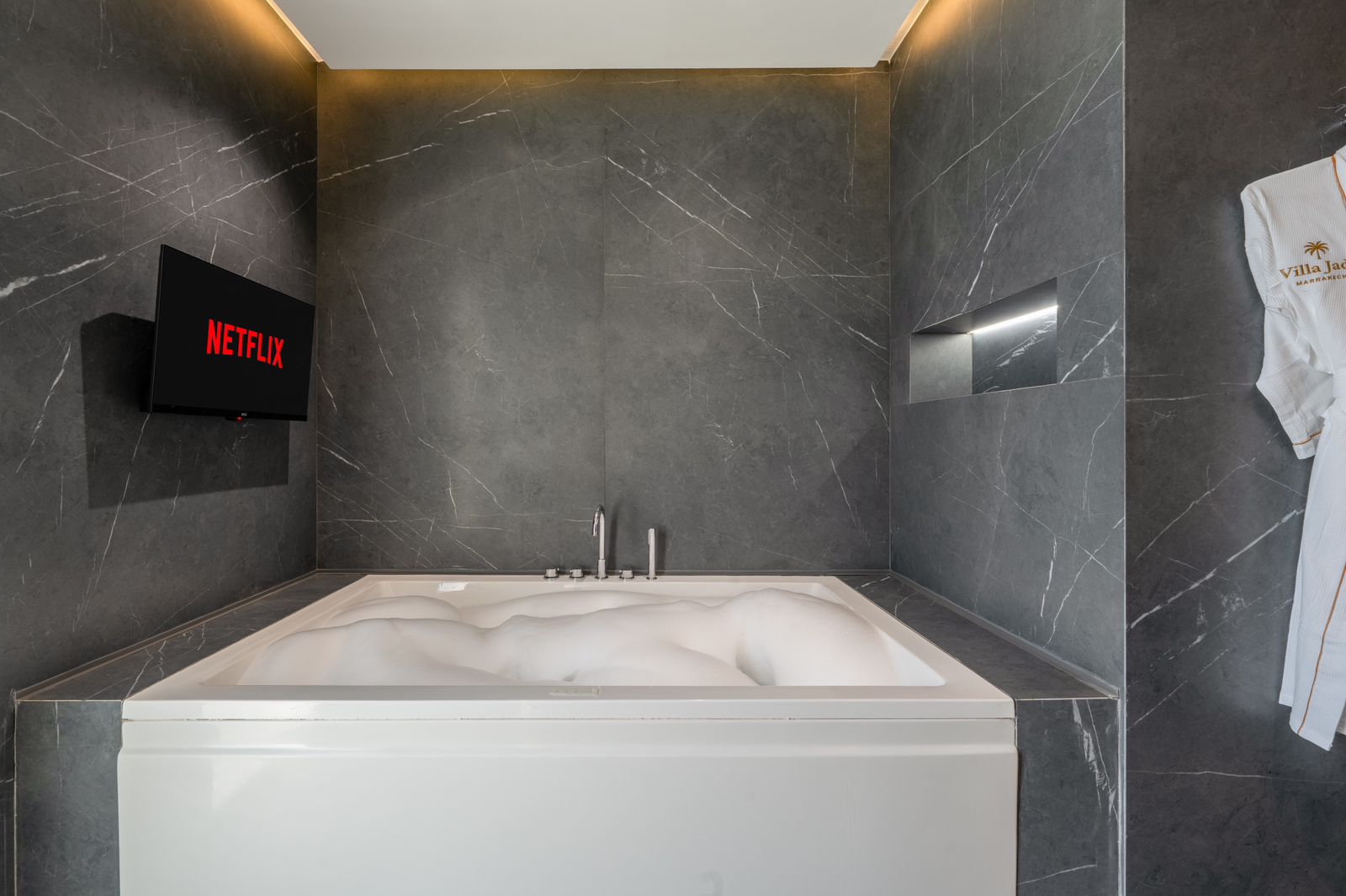 La baignoire dans la salle de bains en marbre gris