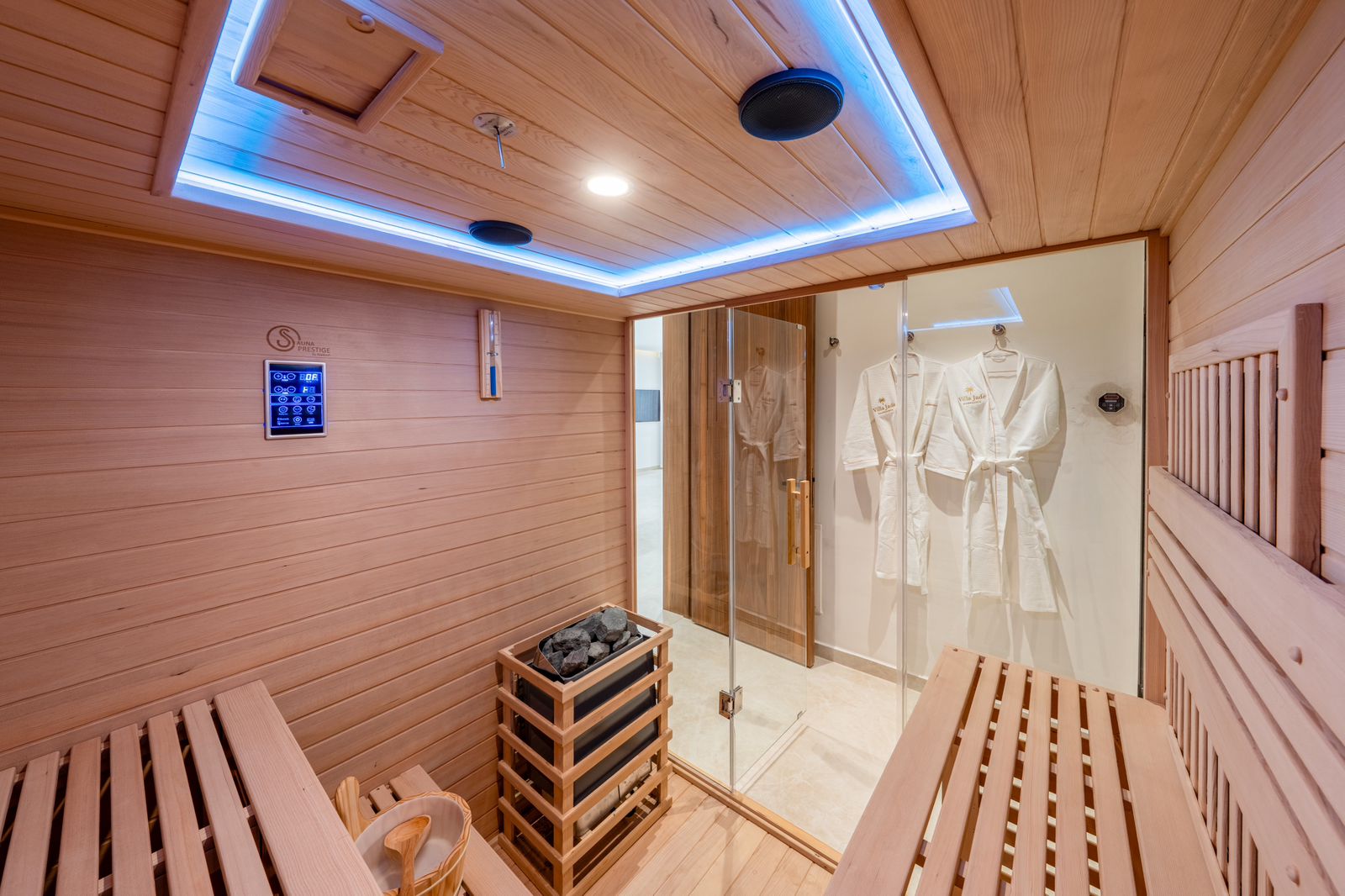 Le sauna en bois et ses bancs