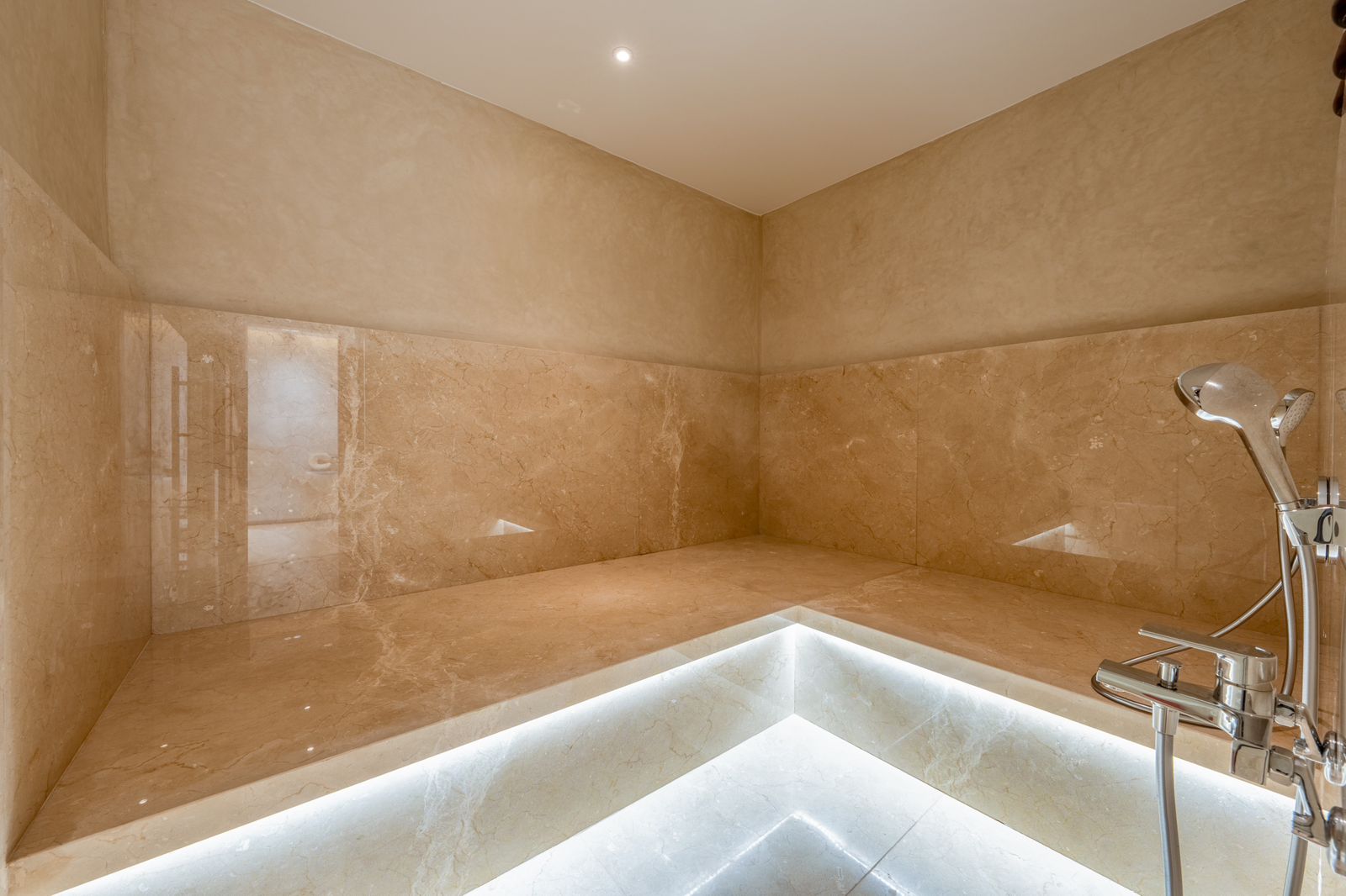 Les banquettes du hammam en marbre