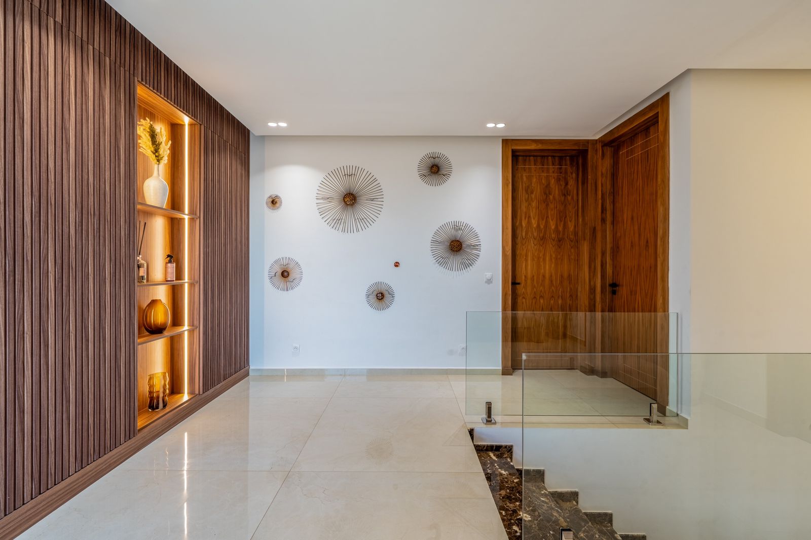 Le palier et ses boiseries