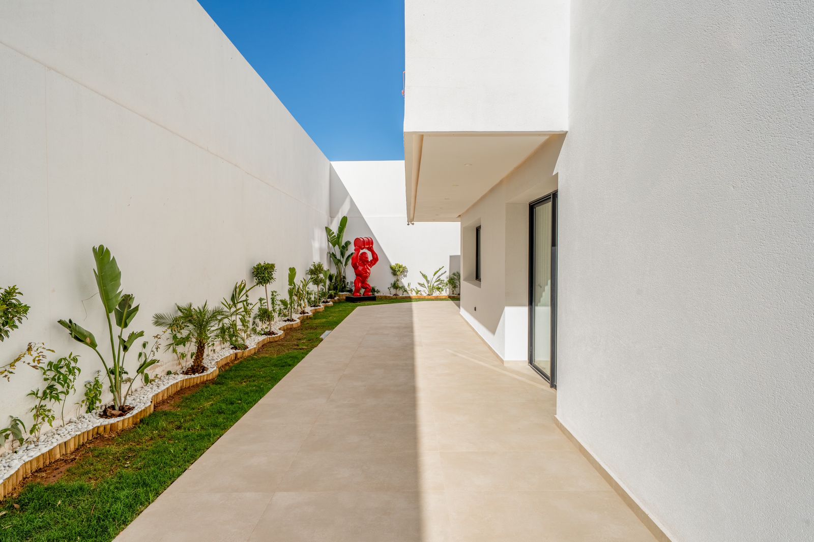 L’allée végétalisée et le patio