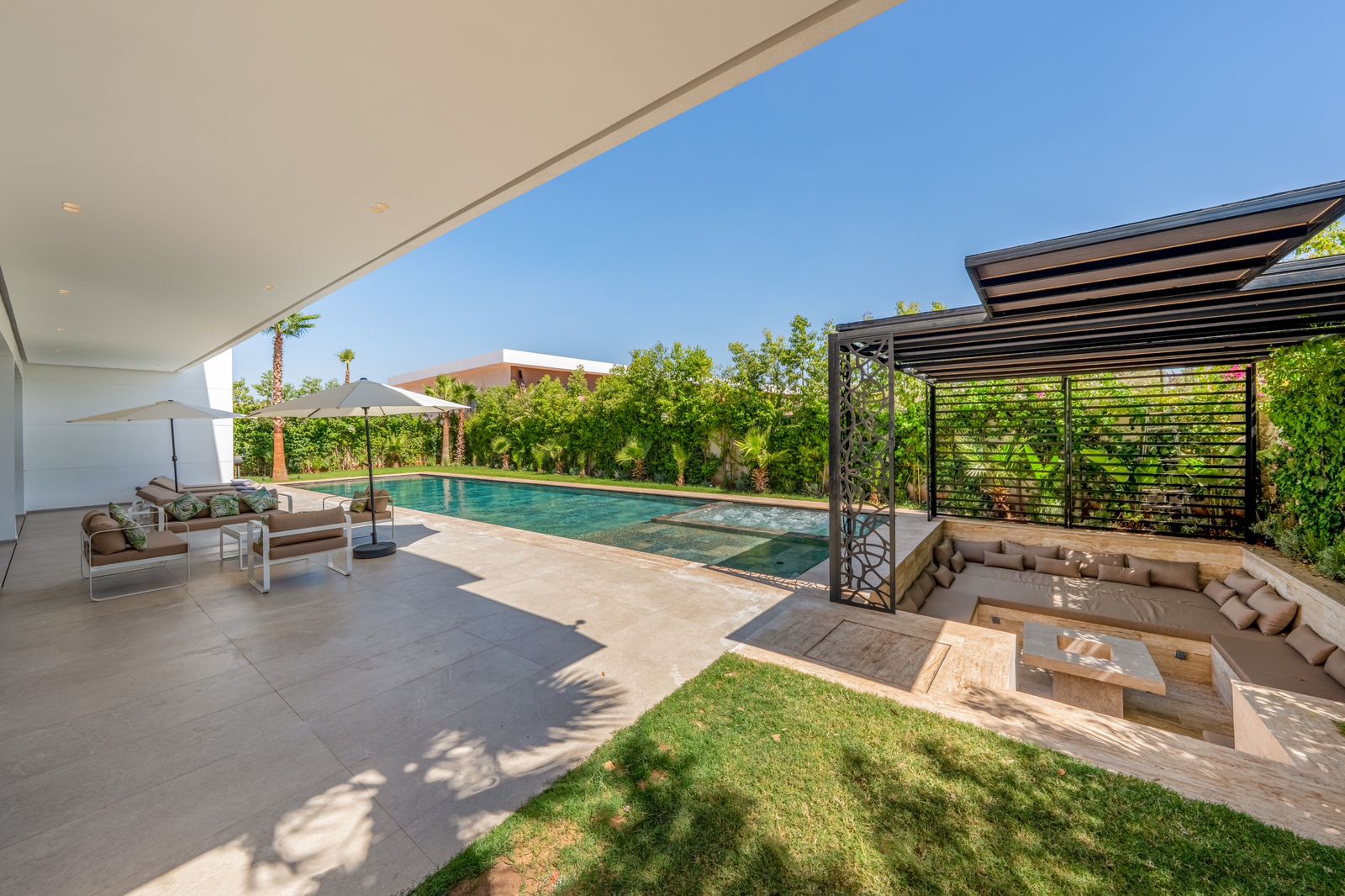 La terrasse et la pergola près de la piscine