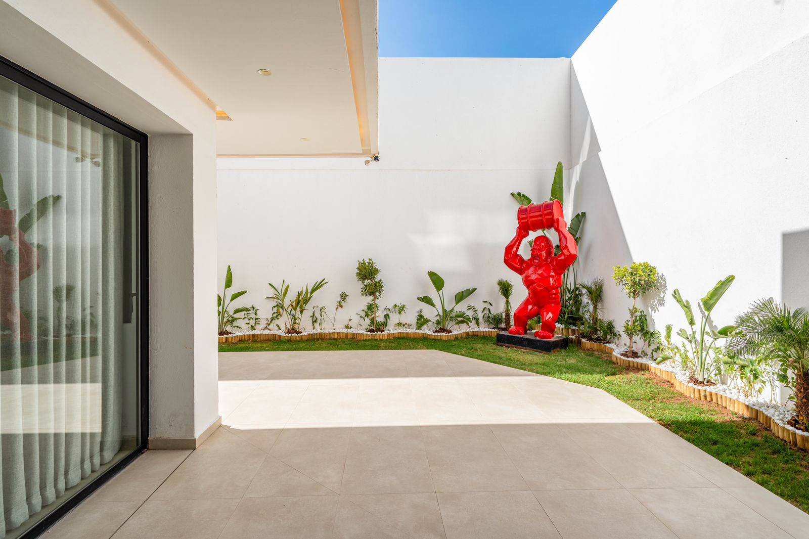 Le patio et sa sculpture