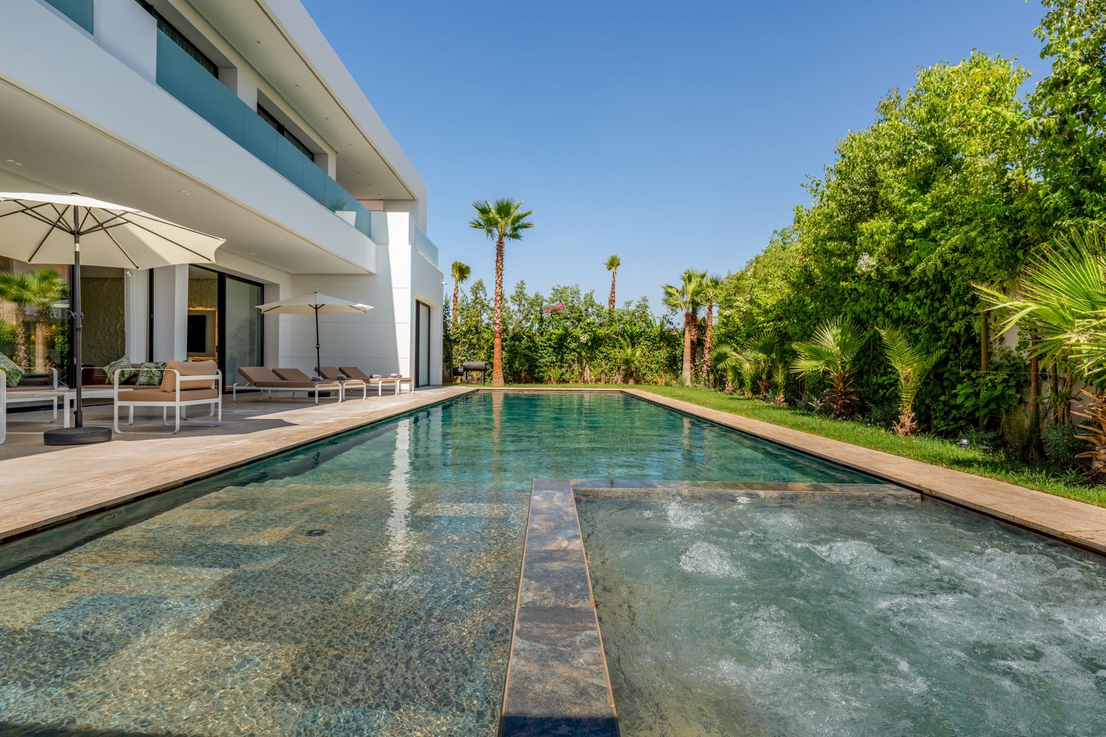 La piscine, le jacuzzi et les jardins