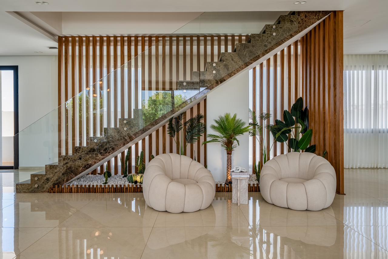 Les fauteuils au pied de l’escalier