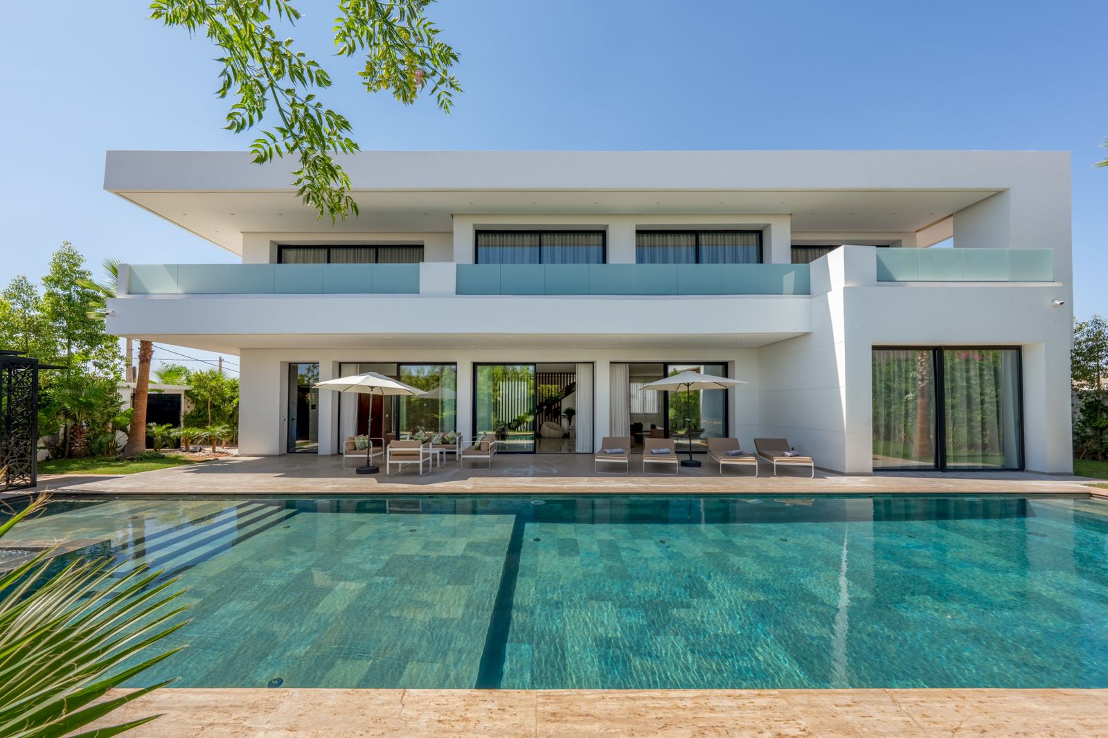 La façade de la villa face à la piscine