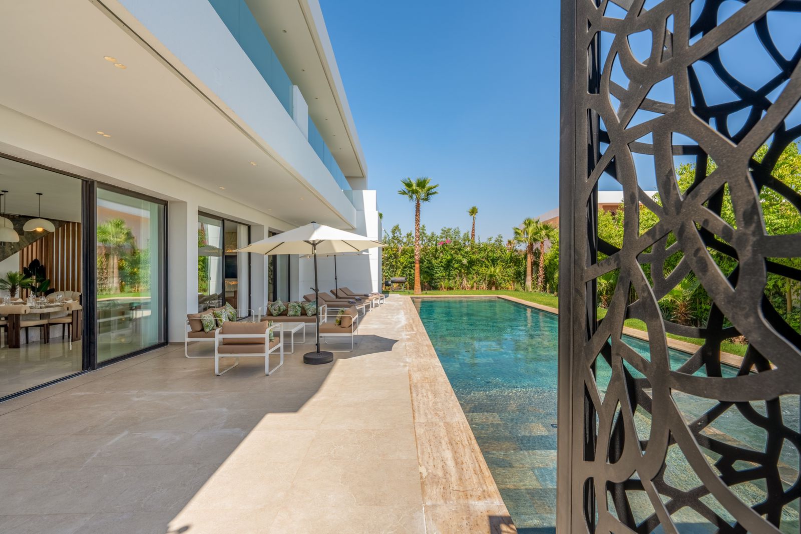 La terrasse au bord de la piscine