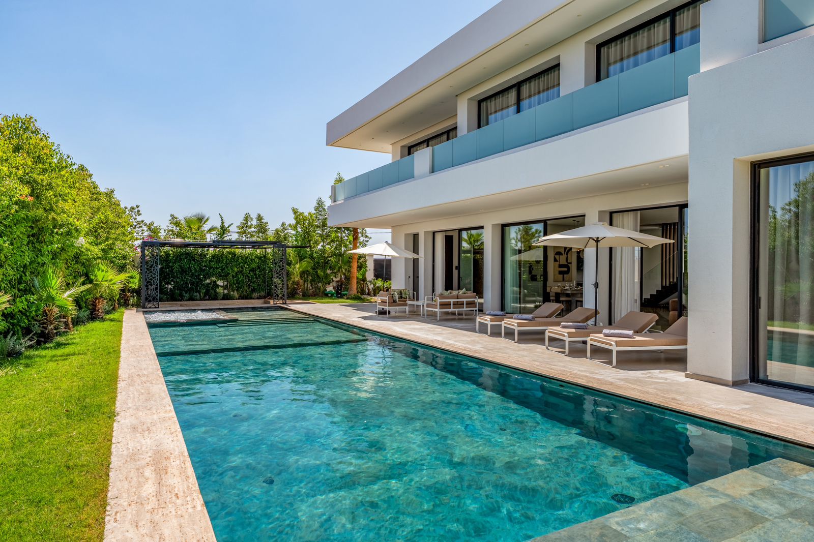 La piscine et sa terrasse