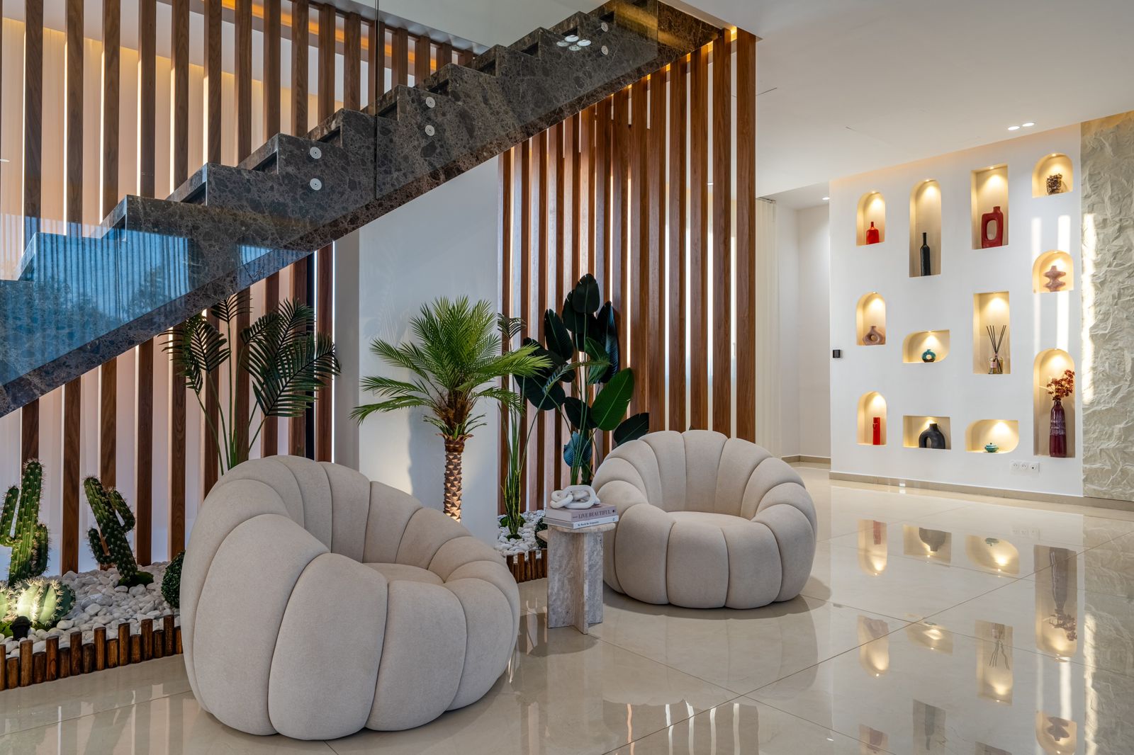 Le salon au pied de l’escalier
